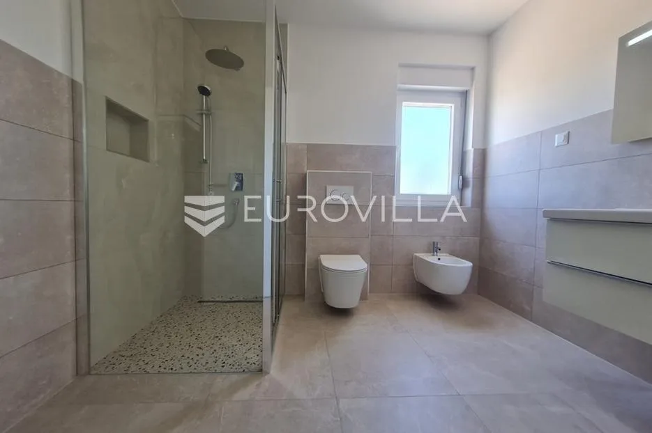 vir, komforan trosoban apartman u centru otoka s pogledom na more i krovnom terasom - slika 30