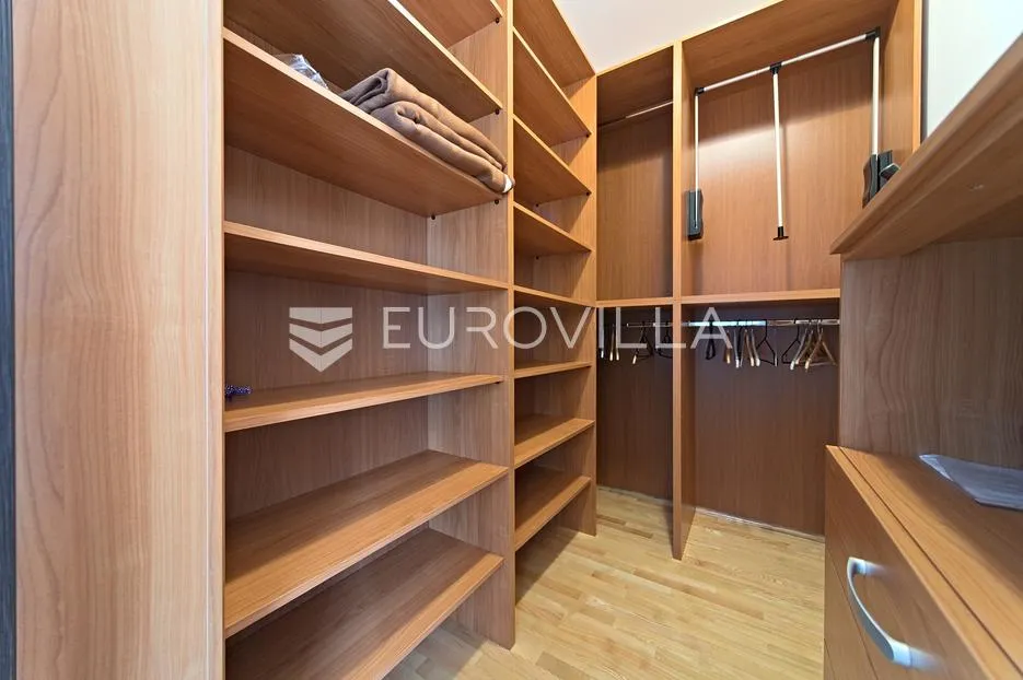 osijek, centar, najam uređenog četverosobnog stana površine 94 m² - slika 7