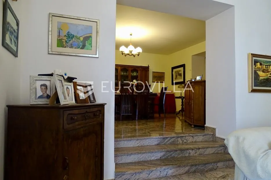 lovran, ekskluzivan stan u povijesnoj vili, 120,26 m², prvi red do mora - slika 2