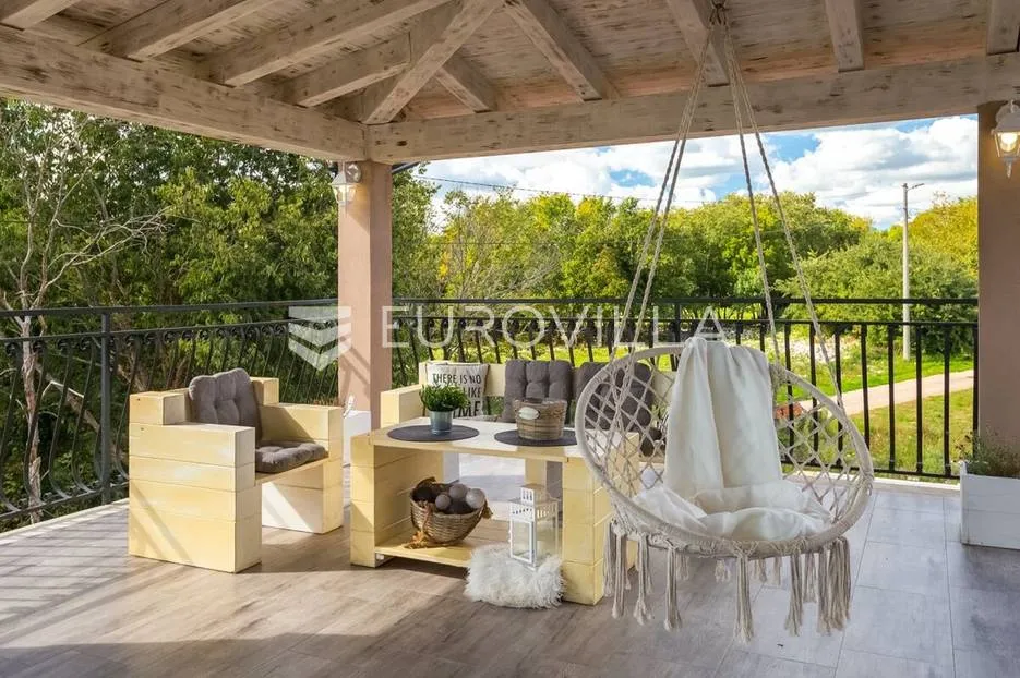 barban okolica, luksuzna vila 250 m² s sređenim vrtom, bazenom, hidromasažnom kadom i saunom - slika 11