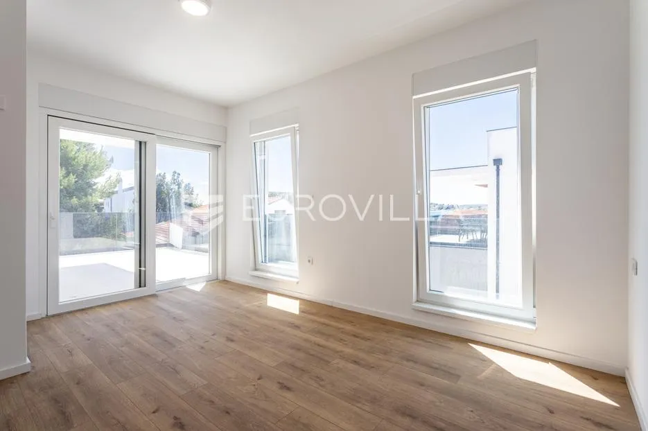 srima, trosoban penthouse na vrhunskoj lokaciji s pogledom na more - slika 11
