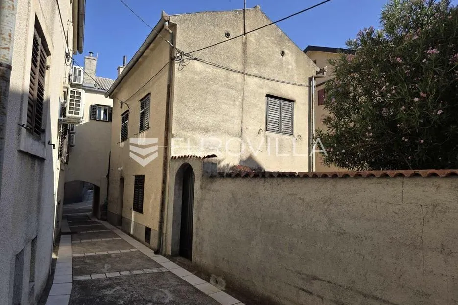 Senj, kuća na odličnoj lokaciji u centru od 52 m² sa 87 m² vrta, idealna za život ili odmor