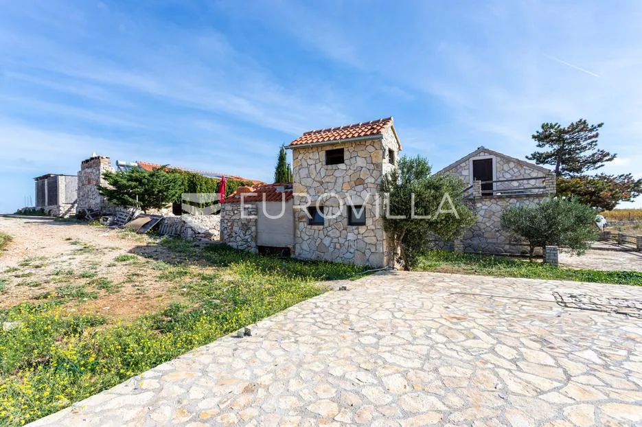 hvar, veliko lijepo imanje s tri kuće na parceli od 32500 m2 - slika 10