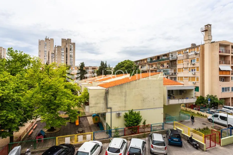 split, skalice, useljiv dvosoban stan na odličnoj lokaciji - slika 9