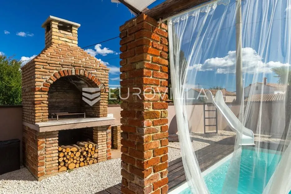 barban okolica, luksuzna vila 250 m² s sređenim vrtom, bazenom, hidromasažnom kadom i saunom - slika 6
