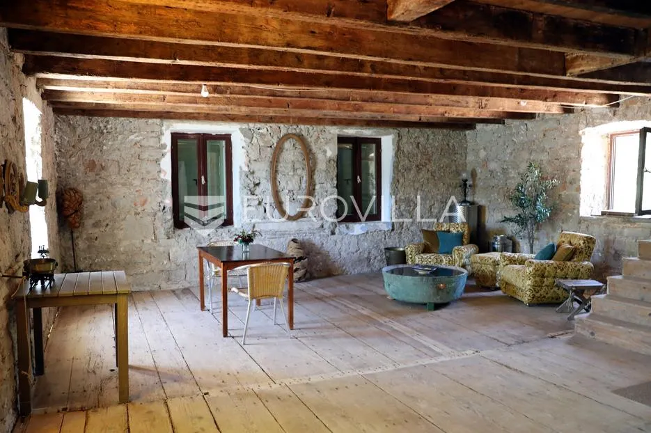 prvić luka, djelomično renovirana kamena kuća, prvi red do mora, 298 m² - slika 18