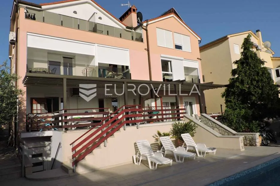 Istra, Peroj, apartmanska kuća s prekrasnom okućnicom i panoramskim pogledom na Brijune - Peroj, Vodnjan