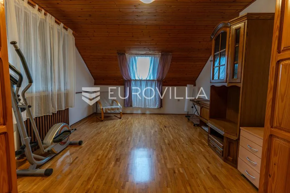 požega, prostrana kuća s dva stana i vrtom - slika 20