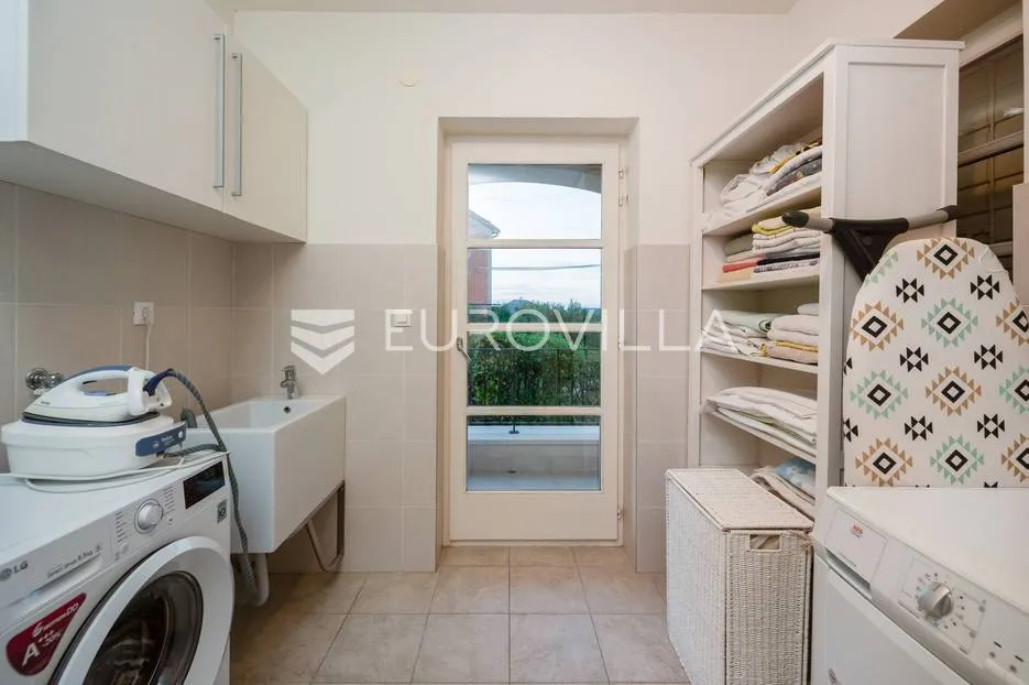 vodice, mediteranska vila s uređenim vrtom, bazenom i pogledom na more - slika 22