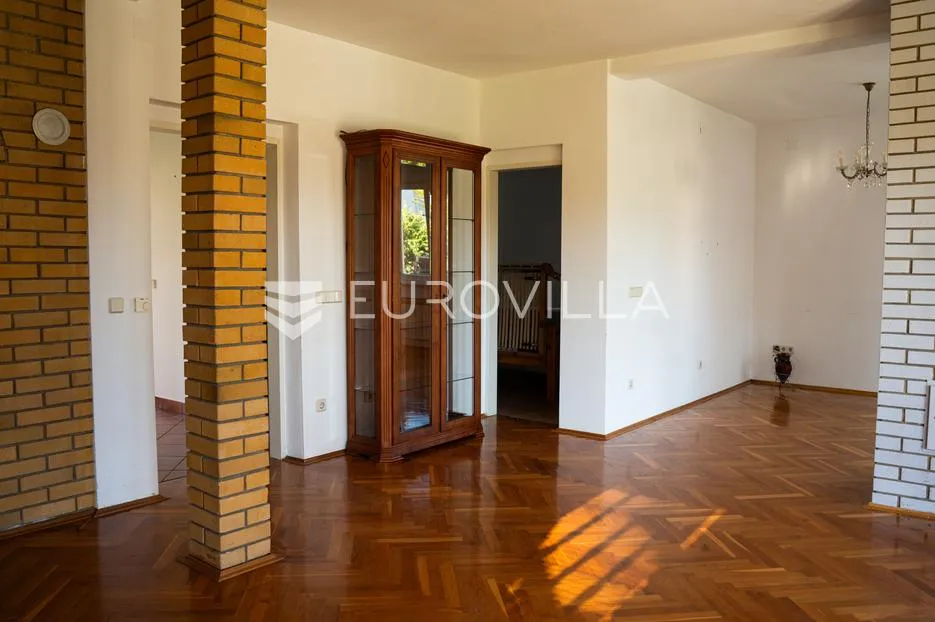 županja, prostrana obiteljska kuća površine 180 m² na parceli od 788 m² u mirnoj ulici - slika 5