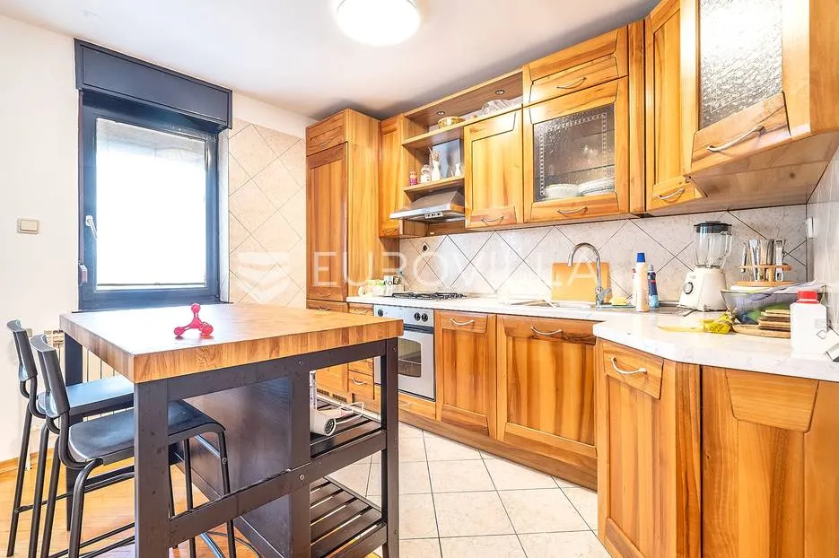 zagreb, trešnjevka, zgrada, 4 etaže, 215 m² - slika 2
