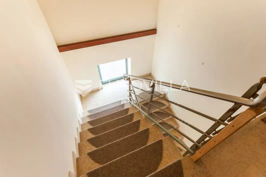 zagreb mikulići samostojeća kuća 300m2 na parceli 520m2 - slika 12