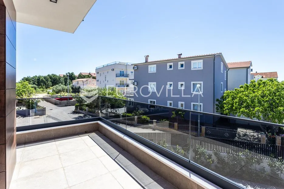 vodice, luksuzna vila s bazenom, novogradnja, parcela 480 m² - slika 30