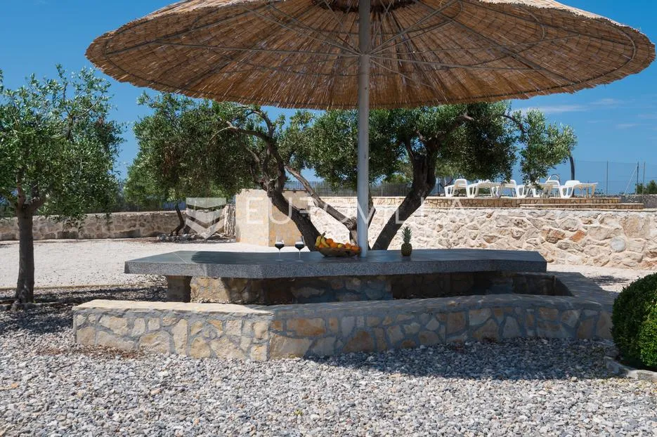 brač, milna, predivno uređeno imanje s predivnim pogledom na more - slika 11