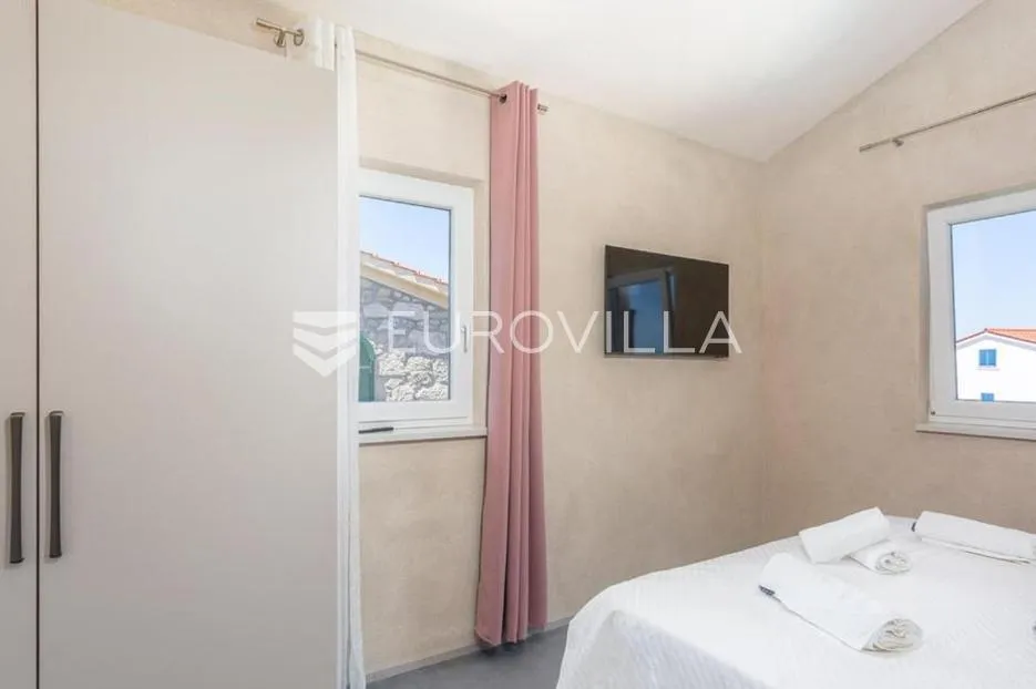 krk, dobrinj, moderna dvojna kuća s bazenom i saunom 107 m², okućnica 315 m² - slika 17