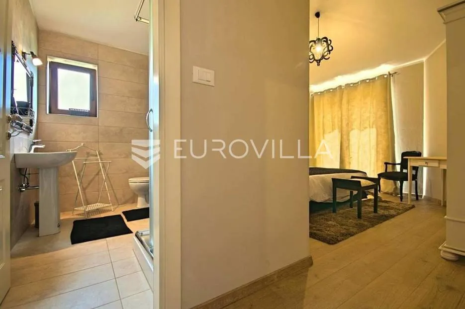 poreč, fuškulin, prekrasna vila okružena zelenilom - slika 24