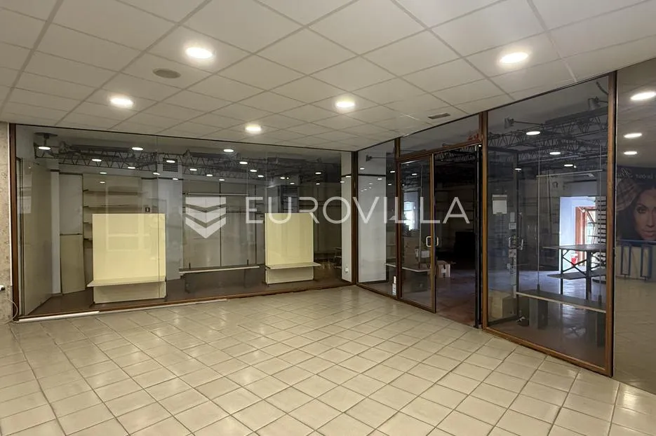 Osijek, Centar grada, poslovni prostor površine 82 m2, 1. kat