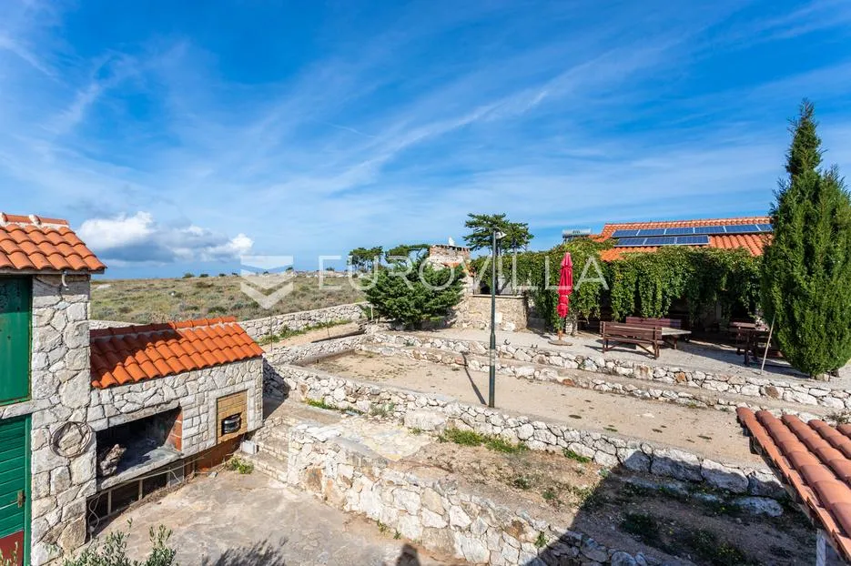 hvar, veliko lijepo imanje s tri kuće na parceli od 32500 m2 - slika 27