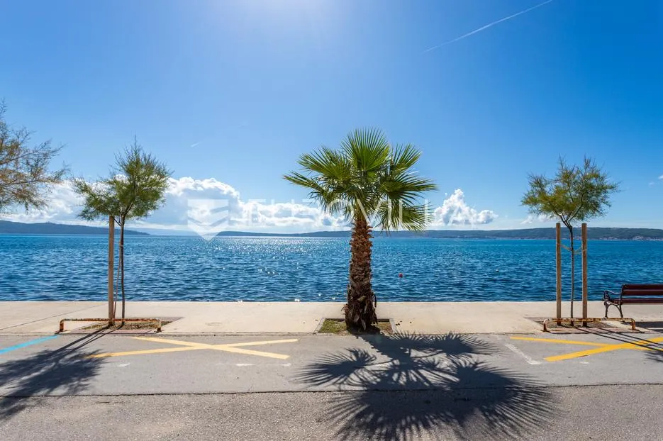kaštel stari, komforan dvosoban stan u prvom redu do mora - slika 19