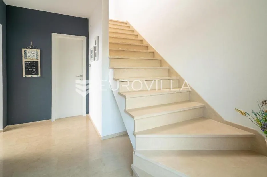 brač, splitska, kuća ukupne površine 170 m² - slika 7