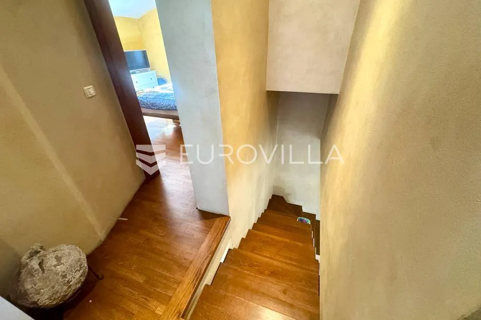 pula, samostojeća kuća s vrtom u blizini centra - slika 9