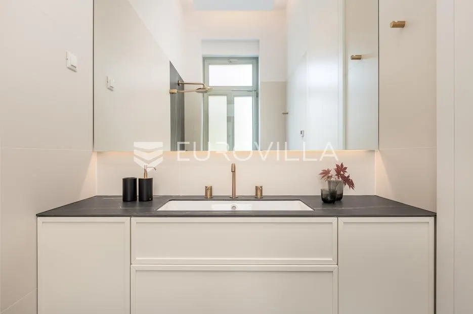 opatija, centar, novouređen luksuzan stan nkp 73,05 m2 - slika 8