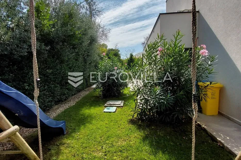 šišan, moderna villa s bazenom na mirnoj lokaciji - slika 24