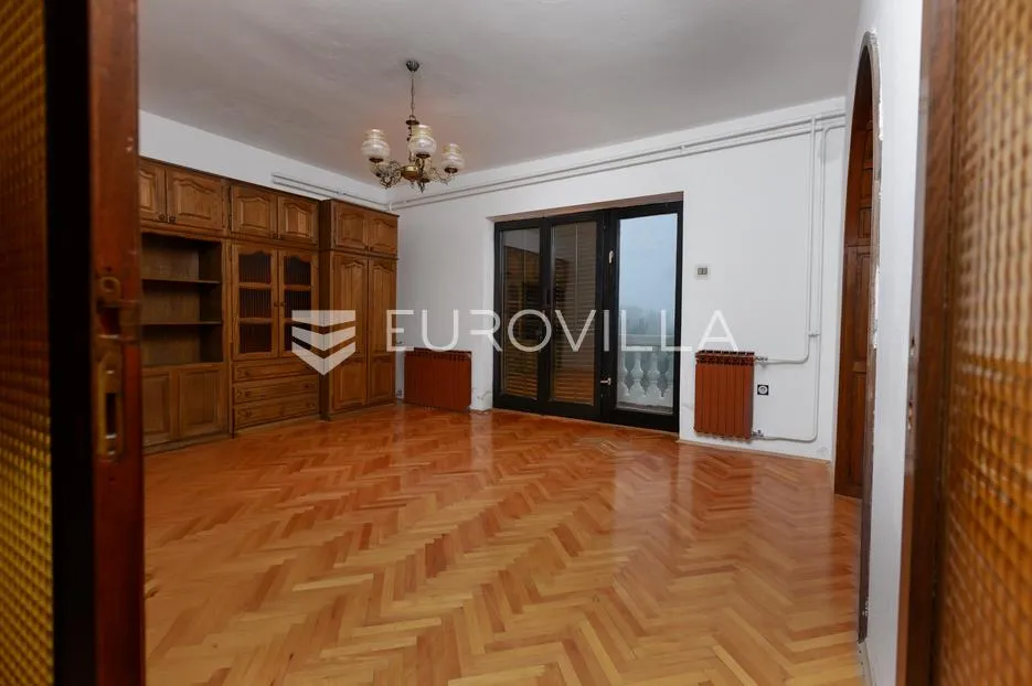 Rijeka, Hosti, južno orijentiran stan 120 m² potkrovlje 150 m², pogled na more