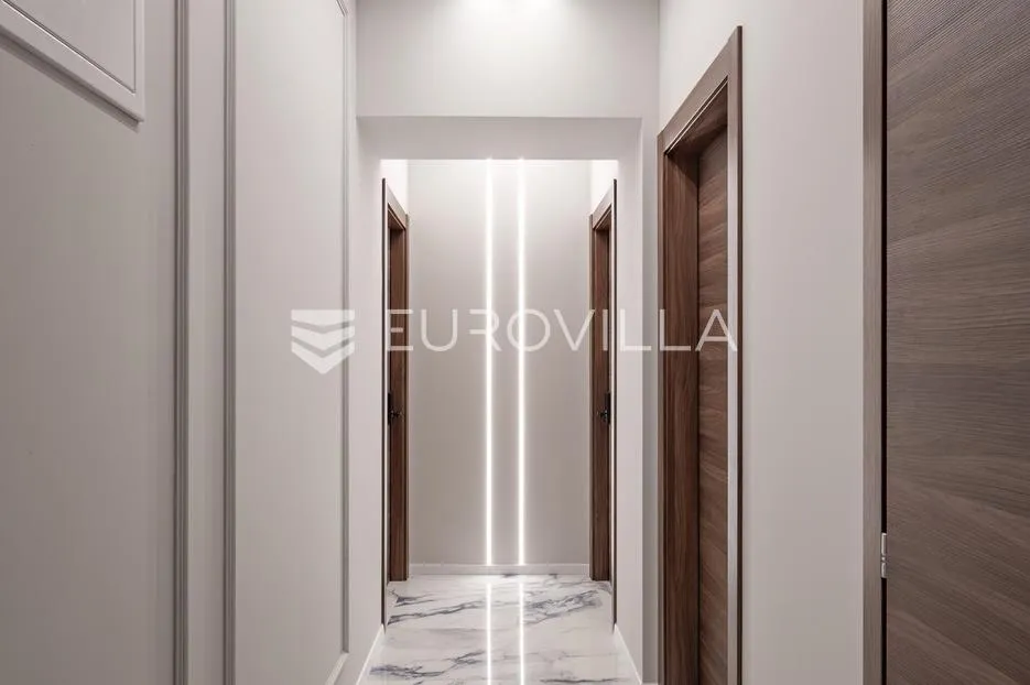 rijeka, centar, novouređen luksuzan stan 100 m² s tri apartmana - slika 26
