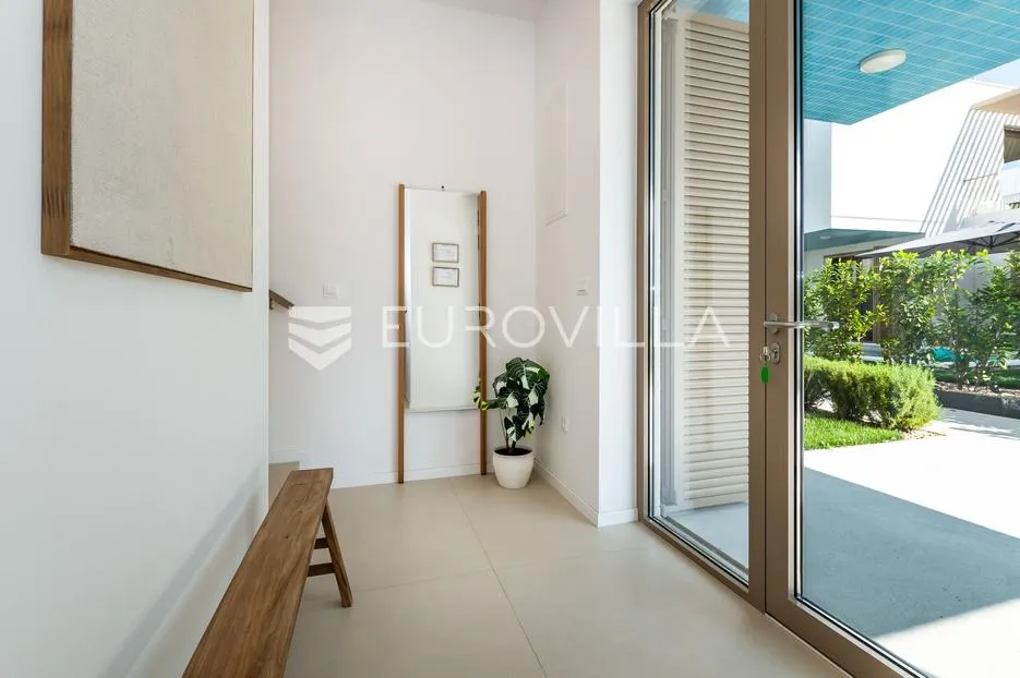 šibenik, brodarica, prekrasna vila s bazenom, prvi red do mora - slika 29