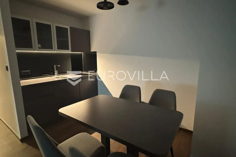 varaždin centar, useljiv trosobni stan 70 m² s uključenim režijama - slika 2