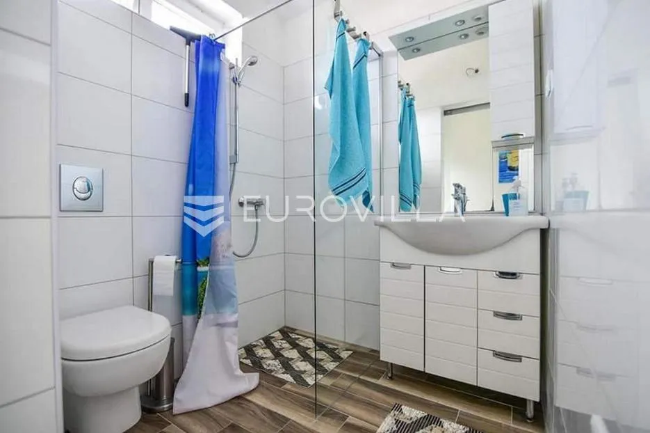 vir, dvojna kuća s dva apartmana i velikim vrtom, blizina centra i plaže - slika 8