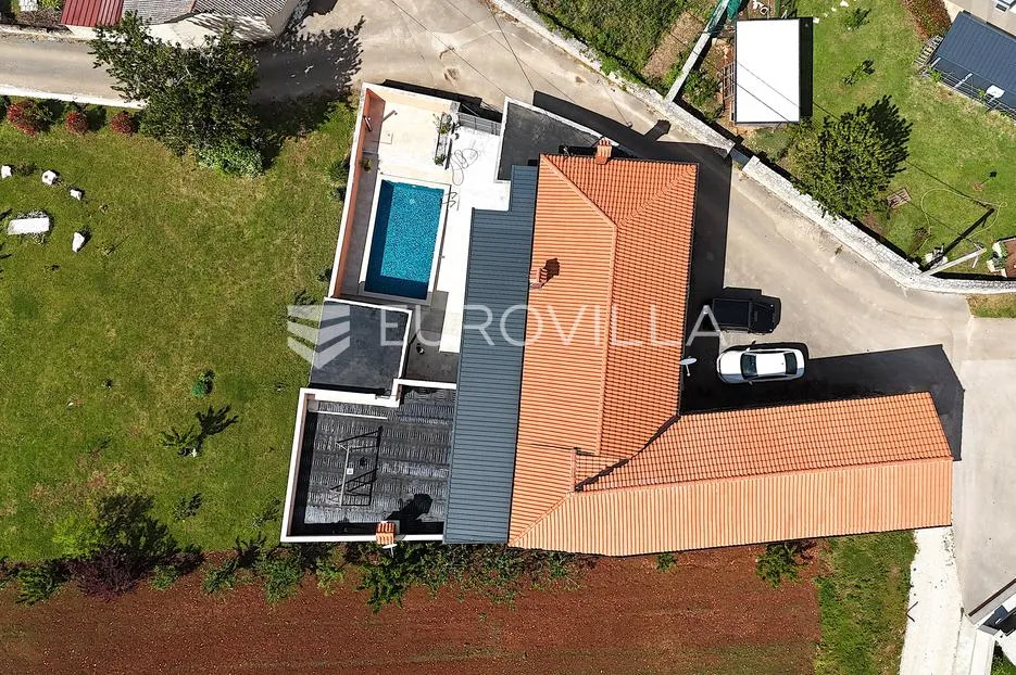 Istra, Tinjan okolica, impresivno imanje od 600 m² s bazenom, konobom i velikim potencijalom