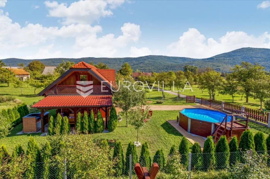 Otočac, Ličko Lešće, drvena kuća za odmor s bazenom sa okućnicom 948 m²