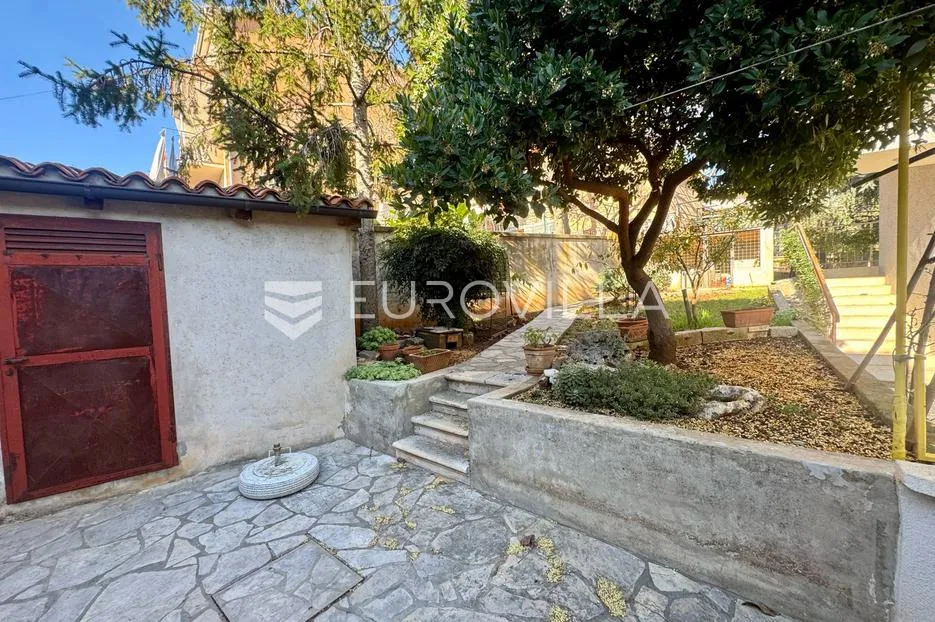 pula, samostojeća kuća s vrtom u blizini centra - slika 23