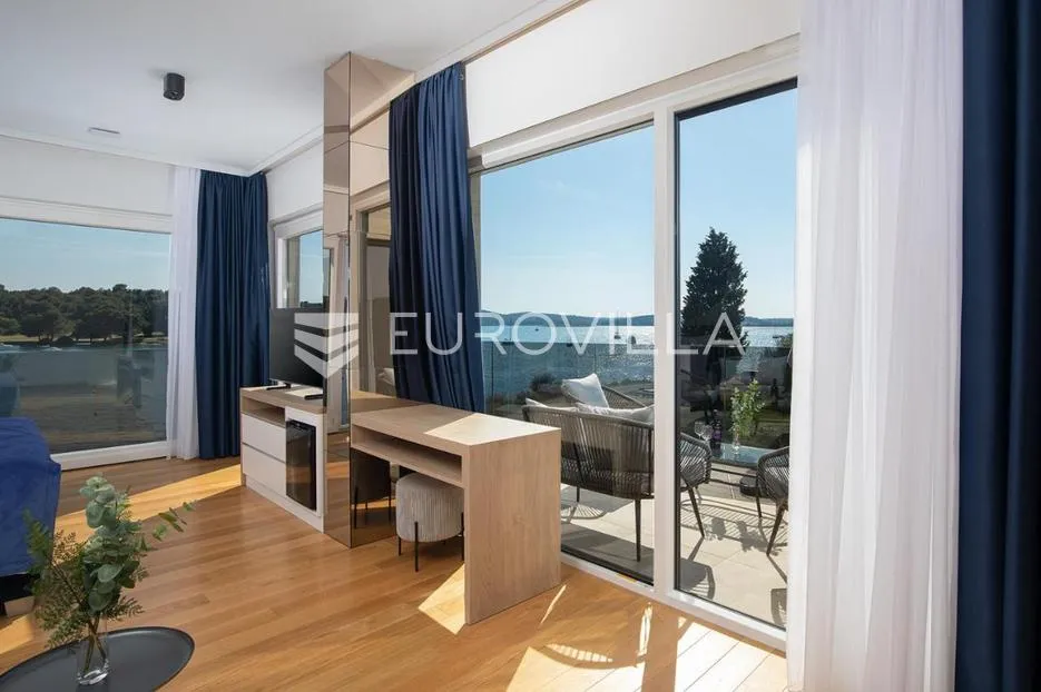 medulin, prekrasna villa od 350 m2, svega 6 m od mora s očaravajućim pogledom - slika 20