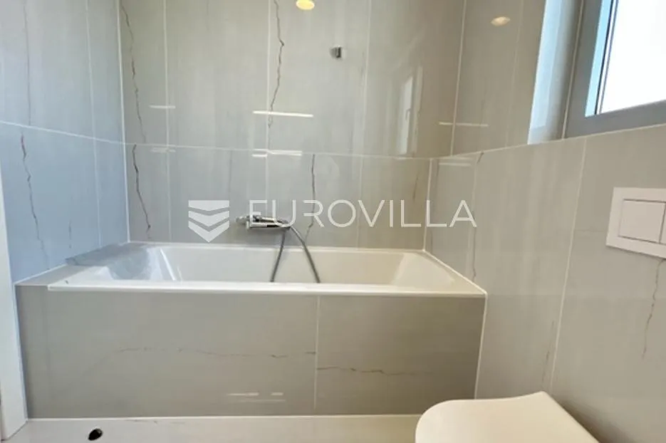 babonićeva luksuzan četverosoban penthouse - slika 18