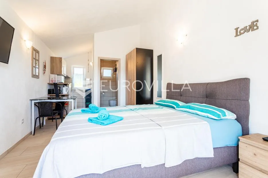 vinišće, samostojeća apartmanska kuća ukupne površine 259 m2 - slika 9