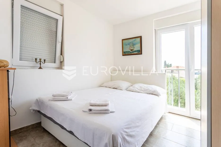 novalja, novouređena kuća s tri apartmana u centru grada - slika 3