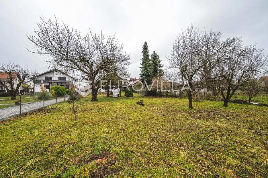 zagreb, lučko, obiteljska kuća s dva stana na parceli površine 1848 m² - slika 22