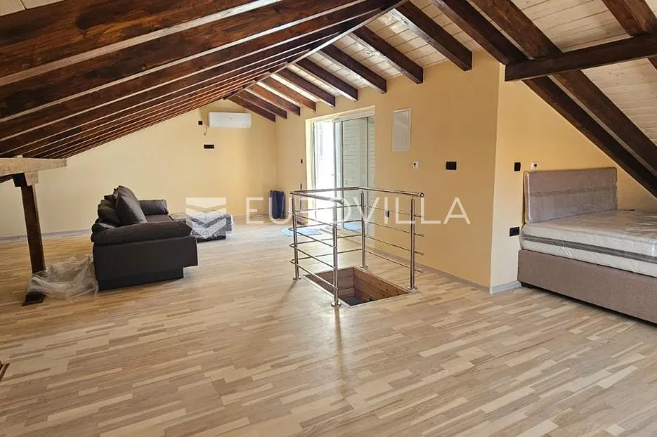 trogir, seget renovirana kuća s tri novouređena stana od 250 m², s gražom i parkingom - slika 17