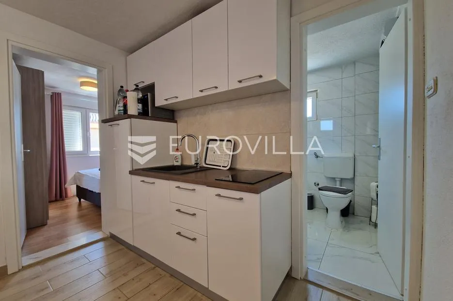 vir, simpatičan trosoban apartman svega 80 m od plaže s prostranom terasom - slika 15