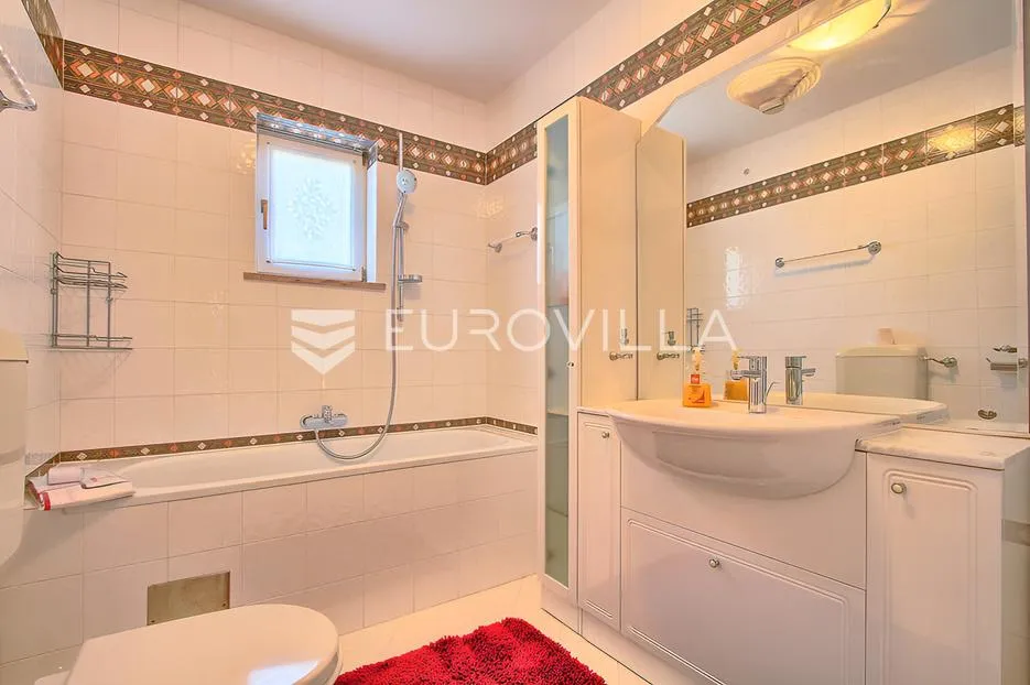poreč, ekskluzivna vila s 430 m2, atraktivna lokacija - slika 48