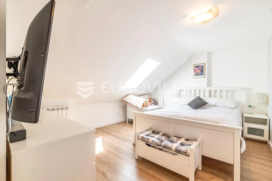 zagreb, dubec, novouređena kuća s dva stana i garažom, 190 m² - slika 8