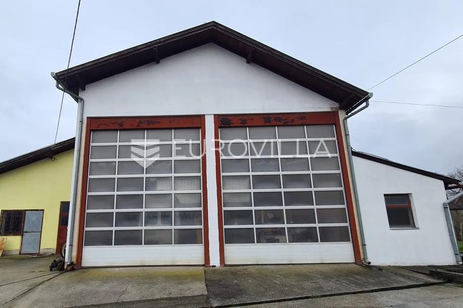 Pleternica, skladišni prostor i radionica 223 m2 na parceli 6000 m2