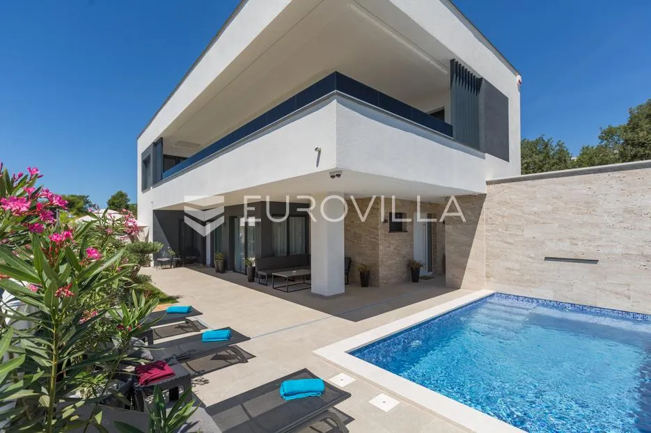 Istra, Medulin, moderna elegantna vila 200 m² blizu mora i plaža
