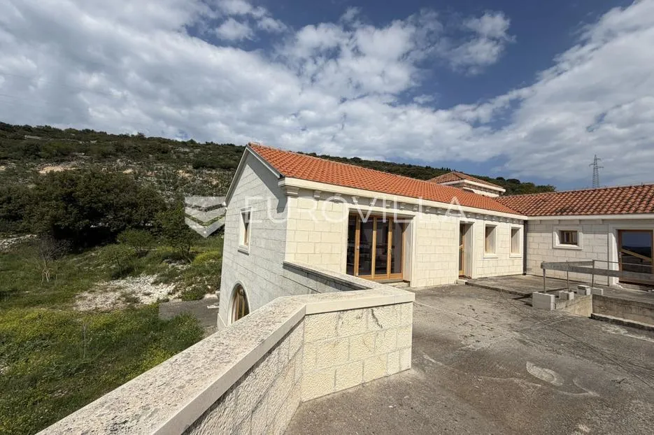 brač, nerežišća, kamena vila na prostranom imanju od 28.122 m² - slika 12