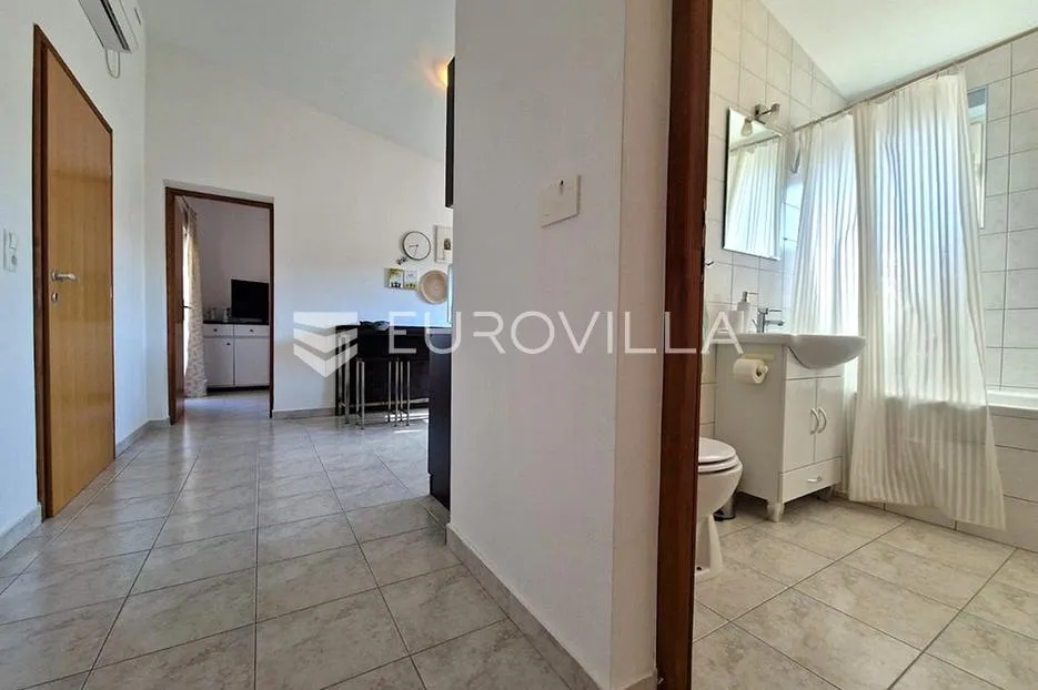 vir, 100m od mora, kuća s 4 apartmana i pogledom na more - slika 52