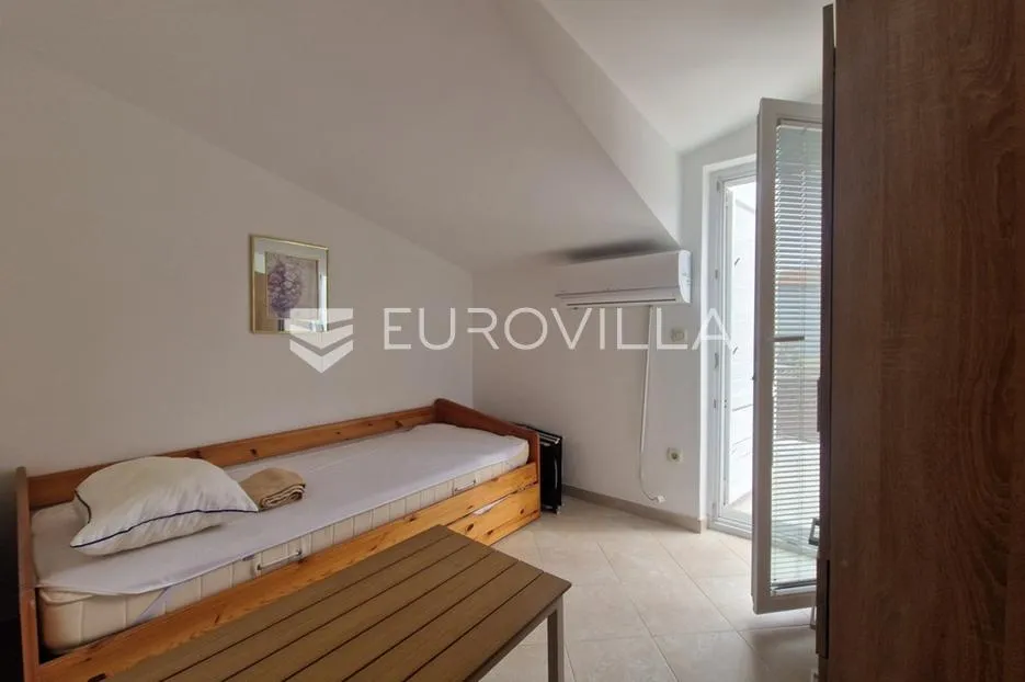 vir, top lokacija, 230 m od mora, kuća s 4 spavaće sobe, garažom i prostranom okućnicom - slika 30
