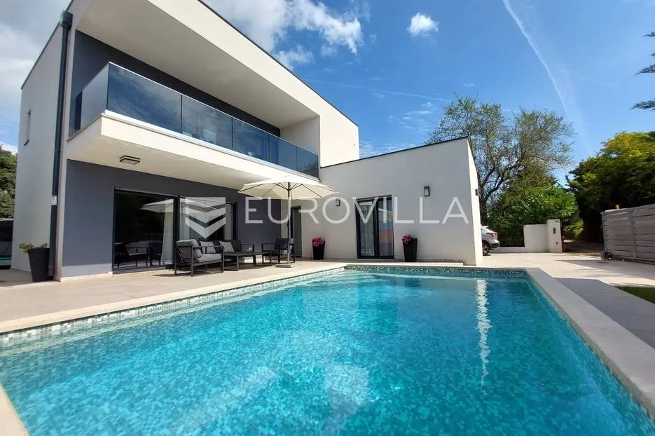 šišan, moderna villa s bazenom na mirnoj lokaciji - slika 29